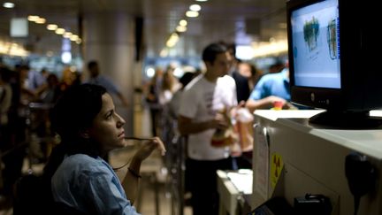 Un agent de s&eacute;curit&eacute; inspecte les bagages des passagers, &agrave; l'a&eacute;roport Ben Gourion, &agrave; Tel Aviv (Isra&euml;l), le 2 novembre 2010. (ARIEL SCHALIT / AP / SIPA)