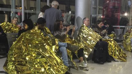 Des passagers bloqu&eacute;s en gare de Calais-Fr&eacute;thun (Pas-de-Calais), le 2 septembre 2015.&nbsp; (  REUTERS)