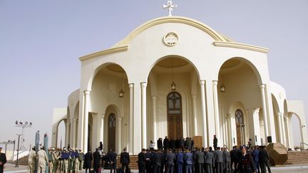 Dans la future capitale administrative et financière égyptienne, des soldats sécurisent l'extérieur de la cathédrale copte orthodoxe de la Nativité, le 6 janvier 2019,&nbsp;en vue de&nbsp;son inauguration officielle par le président Sissi, juste avant la messe de&nbsp;Noël. (AHMED ABDELFATTAH / DPA)