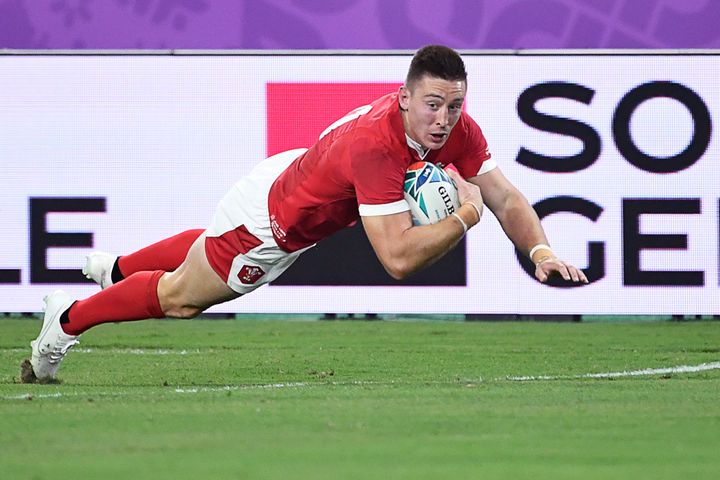 Josh Adams marque un essai face aux Fidji, le 9 octobre 2019 à Oita (Japon). (CHRISTOPHE SIMON / AFP)