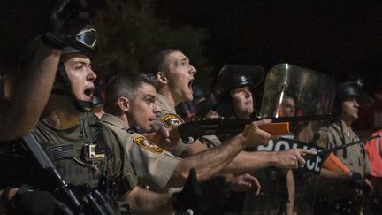 Les forces de l'ordre chargent les manifestants apr&egrave;s avoir re&ccedil;u des bouteilles d'eau lors d'affrontements &agrave; Ferguson (Missouri, Etats-Unis), le 20 ao&ucirc;t 2014. (ADREES LATIF / REUTERS)