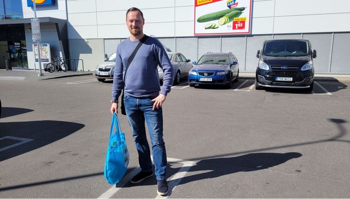 Artur, un jeune ouvrier du bâtiment, sort de cet hypermarché, son sac à moitié vide. (THOMAS GIRAUDEAU / RADIO FRANCE)