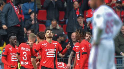 Les Rennais célèbrent le doublé de Martin Terrier, face à Lyon, le 16 octobre 2022. (JEAN-FRANCOIS MONIER / AFP)