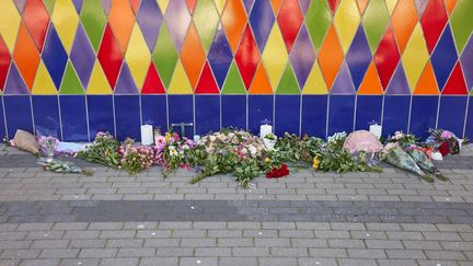 Des fleurs posées devant le parc Tivoli Friheden, le 15 juillet 2022, à Aarhus (Danemark). (MIKKEL BERG PEDERSEN / RITZAU SCANPIX / AFP)