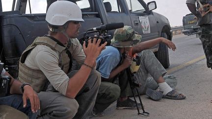 Le journaliste am&eacute;ricain James Foley lors d'un reportage &agrave; Syrte (Libye), le 29 septembre 2011.&nbsp; (ARIS MESSINIS / AFP)