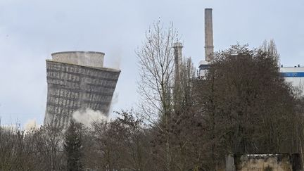 Une cheminée de la centrale à charbon de Saint-Avold (Moselle) lors de son dynamitage, le 11 février 2024. (JEAN-CHRISTOPHE VERHAEGEN / AFP)