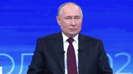 Vladimir Poutine a participé à une séance de questions-réponses télévisée, jeudi 14 décembre. Le président russe a notamment assuré que ses soldats avançaient sur pratiquement toute la ligne du front ukrainien. (France 2)