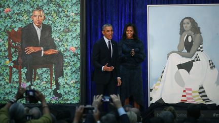 Barack et Michelle Obama dévoilent leurs portraits pour la National Portrait Gallery, le 12 février 2018, à Washington (Etats-Unis). (MARK WILSON / GETTY IMAGES NORTH AMERICA / AFP)