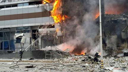 A building in flames after a Russian missile strike in Dnipro (Ukraine), December 29, 2023. (UKRAINIAN EMERGENCY SERVICE / AFP)