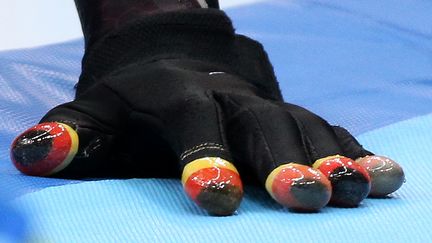 Gros plan de la main gauche du patineur de vitesse allemand Robert Seifert, qui porte des gants aux bouts lisses, le 18 f&eacute;vrier 2014. (CHRISTIAN CHARISIUS / DPA)