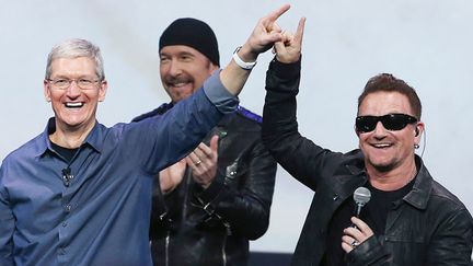 Tim Cook et Bono (avec The Edge au second plan) le 9 septembre à la conférence de rentrée d'Apple près de San Francisco.
 (Justin Sullivan/ Getty Images / AFP)