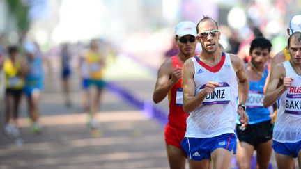 Le Fran&ccedil;ais Yohan Diniz &eacute;puis&eacute;, dans les rues de Londres lors de l'&eacute;preuve de marche 50 km. (MARTIN BUREAU / AFP)