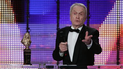 Robert Hirsch reçoit un Molière du meilleur acteur à Paris, le 14 mai 2007.&nbsp; (PIERRE VERDY / AFP)