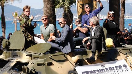 Sylvester Stallone, Mel Gibson, Wesley Snipes, Ronda Rousey, Jason Statham et Harrison Ford défilent sur un blindé à l’occasion de la promotion de “The Expandables 3” le 18 mai à l’occasion du 67e Festival de Cannes
 ( DOIGNON PHILIPPE/SIPA)