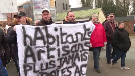 Environ 700 habitants se sont rassemblés à Blendecques (Pas-de-Calais), samedi 13 janvier, après avoir essuyé trois crues en l'espace de deux mois. Beaucoup de sinistrés se sentent abandonnés et appellent les pouvoirs publics à agir au plus vite. (FRANCEINFO)