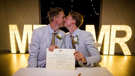 Le mariage de l'athlète Craig Burns avec son partenaire Luke Sullivan, le 9 janvier 2018, quelques jours après la légalisation du mariage pour tous en Australie, en décembre 2017. (PATRICK HAMILTON / AFP )