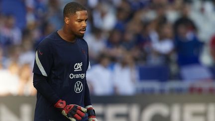 La doublure d'Hugo Lloris en équipe de France, Mike Maignan, le 13 juin 2022, à l'échauffement du match de Ligue des nations contre la Croatie au Stade de France. (AFP)