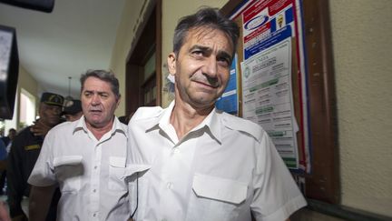 Les pilotes fran&ccedil;ais&nbsp;Jean-Pascal Fauret et Bruno Odos, en mai 2014 en R&eacute;publique Dominicaine, &agrave; la sortie d'une audience devant le tribunal de Saint-Domingue. (ERIKA SANTELICES / AFP)