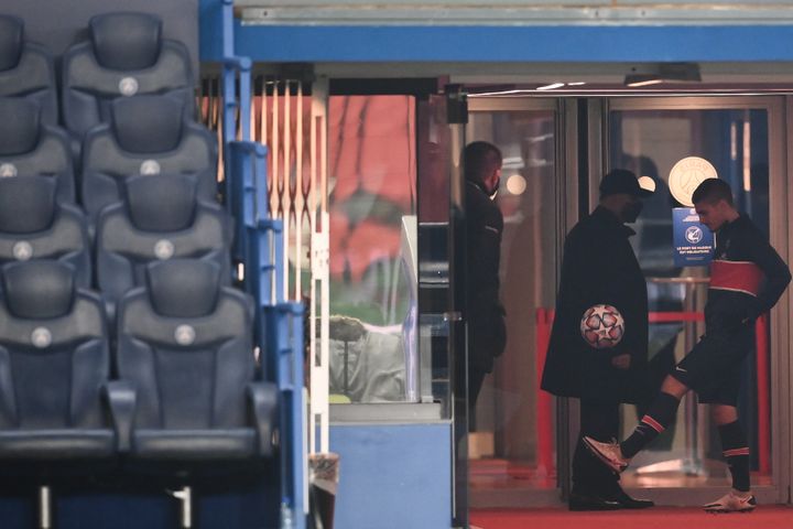 Le milieu de terrain du PSG Marco Verratti attend dans les vestiaires une éventuelle reprise du match entre le PSG et&nbsp;Basaksehir, le 8 décembre 2020 au Parc des Princes, à Paris. (FRANCK FIFE / AFP)