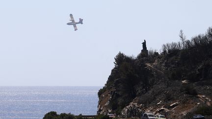 Un bombardier d'eau au Cap Corse, entre Sisco et Corbara, le 12 août 2017. (PASCAL POCHARD-CASABIANCA / AFP)