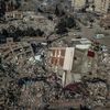 Des bâtiments effondrés à Kahramanmaras, le 14 février 2023, après les deux séismes qui ont touché le sud-est de la Turquie. (BULENT KILIC / AFP)