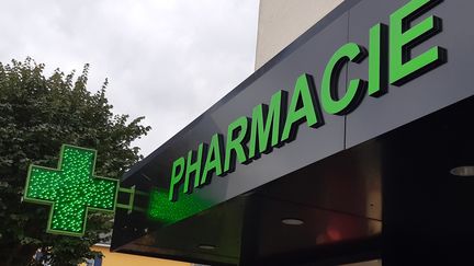 Une pharmacie à Agneaux dans la Manche. (LUCIE THUILLET / RADIOFRANCE)