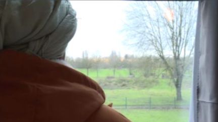 Rokaya regarde par la fenêtre de sa chambre de la base de loisirs de Saint-Quentin-en-Yvelines. (France télévisions)