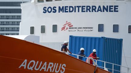 Des bénévoles se tiennent sur le bateau "Aquarius", à Malte, le 15 août 2018. (MATTHEW MIRABELLI / AFP)