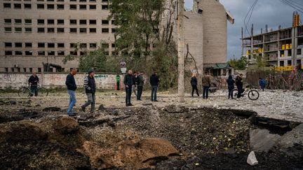 Un cratère laissé par un missile russe à Dnipro, le 10 octobre 2022.&nbsp; (DIMITAR DILKOFF / AFP)