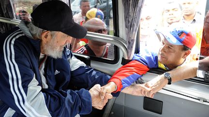 Fidel Castro a serr&eacute; quelques mains lors de cette sortie dans une &eacute;cole v&eacute;n&eacute;zu&eacute;lienne de la Havane (Cuba).&nbsp; (WWW.CUBADEBATE.CU / AFP)