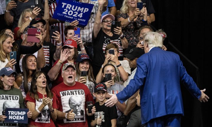 Donald Trump lors d'un meeting à Rapid City, dans l'Etat du South Dakota (Etats-Unis), le 8 septembre 2023. (ANDREW CABALLERO-REYNOLDS / AFP)