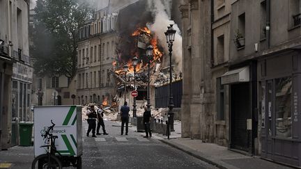 Des flammes et de la fumée s'échappent d'un immeuble effondré, à paris, le 21 juin 2023. (ABDULMONAM EASSA / AFP)