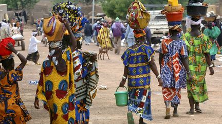 Des femmes se rendant au marché de Gorom Gorom, au Burkina Faso.&nbsp; (PHILIPPE ROY / PHILIPPE ROY)