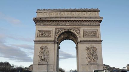 L'arc de Triomphe a retrouvé son apparence après l'enlèvement du drapeau européen. (FRANCEINFO)