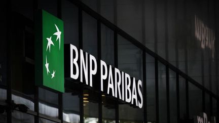 Le logo de la banque BNP Paribas, en Pologne, le 3 octobre 2022.&nbsp; (STR / NURPHOTO / AFP)