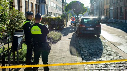 La police sur les lieux de la fusillade lors d'une opération antiterroriste&nbsp;à Merksem, un district de la ville d'Anvers (Belgique), le 28 septembre 2022. (JONAS ROOSENS / BELGA / AFP)