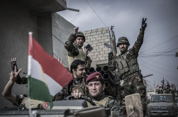 Des combattants des YPG font le V de la victoire, le 28 janvier 2015 &agrave; Kobani (Syrie). (LE JOURNAL / SIPA)