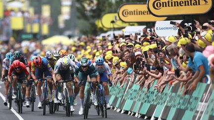 Les sprinteurs du Tour de France à l'arrivée de la 11e étape à Moulins, le 12 juillet 2023. (ANNE-CHRISTINE POUJOULAT / AFP)