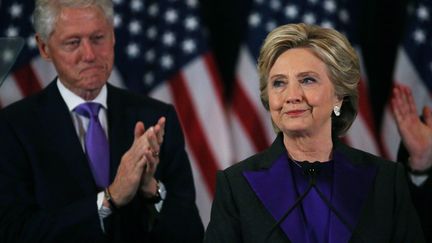 Hillary Clinton est applaudie par son mari Bill, à New York, le 9 novembre 2016, pendant son premier discours après sa défaite à la présidentielle américaine. (CARLOS BARRIA / REUTERS)