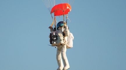 Alan Eustace, directeur-g&eacute;n&eacute;ral de Google,&nbsp;a battu vendredi 24 octobre 2014 le record d'altitude en ballon.&nbsp; (PARAGON SPACE DEVELOPMENT CORP / AFP)