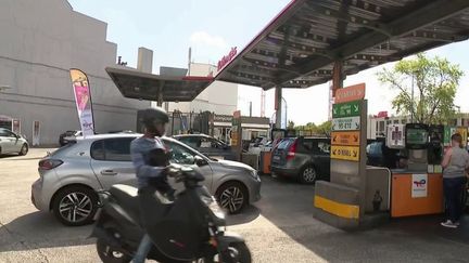 Pouvoir d'achat : un chèque carburant ou un blocage des prix pour soulager les automobilistes ?