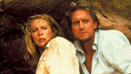 Michael Douglas et Kathleen Turner en 1985 sur le film "Le diamant du Nil" de Lewis Teague. Dans cette suite de "A la poursuite du diamant vert", Michael Douglas retrouve son personnage de Jack Colton, embarqué cette fois-ci dans une aventure à travers l'Egypte. (ARCHIVES DU 7EME ART)