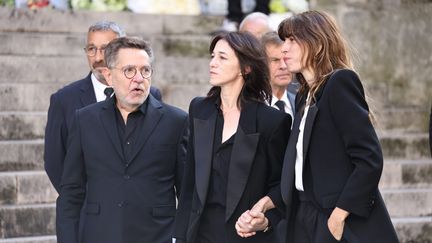 A la sortie de l'église Saint-Roch, Charlotte Gainsbourg et Lou Doillon suivent le cortège funéraire de leur mère Jane Birkin, le 24 juillet 2023. (FRED DUGIT / MAXPPP)