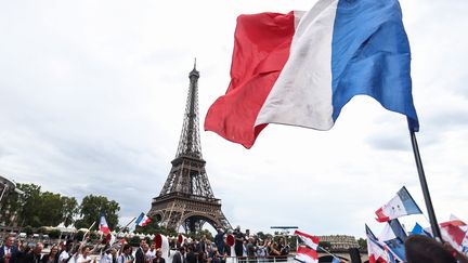 Des athlètes tricolores célèbrent avec les supporters le J-1 an des Jeux olympiques de Paris 2024, ainsi que la révélation de la torche olympique, le 25 juillet 2023. (MOHAMMED BADRA / MAXPPP)