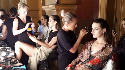 Maquillage avant un défilé de haute couture, en juillet 2019 à l'Opéra de Paris (SOPHIE AUVIGNE / FRANCEINFO / RADIO FRANCE)