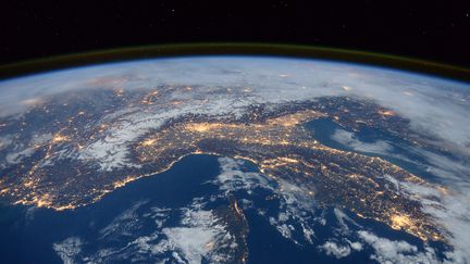 La station spatiale internationale survole l'Italie, les Alpes et la mer Méditerranée, le 25 janvier 2016. (TIM PEAKE / NASA / REUTERS)