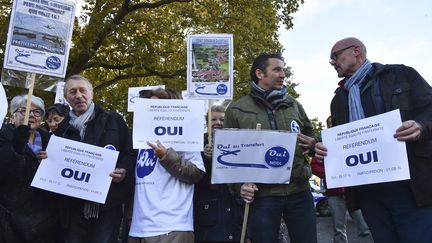 Des militants favorables au projet d'aéroport pendant une manifestation devant la préfecture de Nantes, le 5 novembre 2016. (JEAN-FRANCOIS MONIER / AFP)