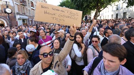 Des manifestants se rassemblement devant la Grande mosqu&eacute;e de Paris pour rendre hommage &agrave; Herv&eacute; Gourdel, le 26 septembre 2014. (THIBAUT GODET / CITIZENSIDE / AFP)