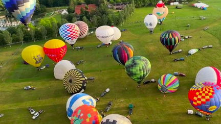 Direction Chalon-sur-Saône, en Saône-et-Loire, où avait lieu durant le week-end la 36ème édition des Montgolfiades. Pour l'occasion, 50 montgolfières de toutes les couleurs ont survolé la campagne chalonnaise. (France 2)