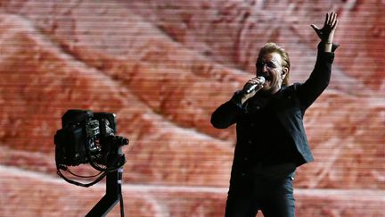 U2, ici le chanteur Bono, sort à peine d'une tournée de plusieurs mois pour célébrer leur album mythique "The Joshua Tree". (ELVIS GONZALEZ / EFE)